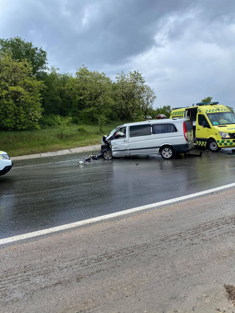 Accident Grav La Peresecina Un Camion A Derapat De Pe Osea Au